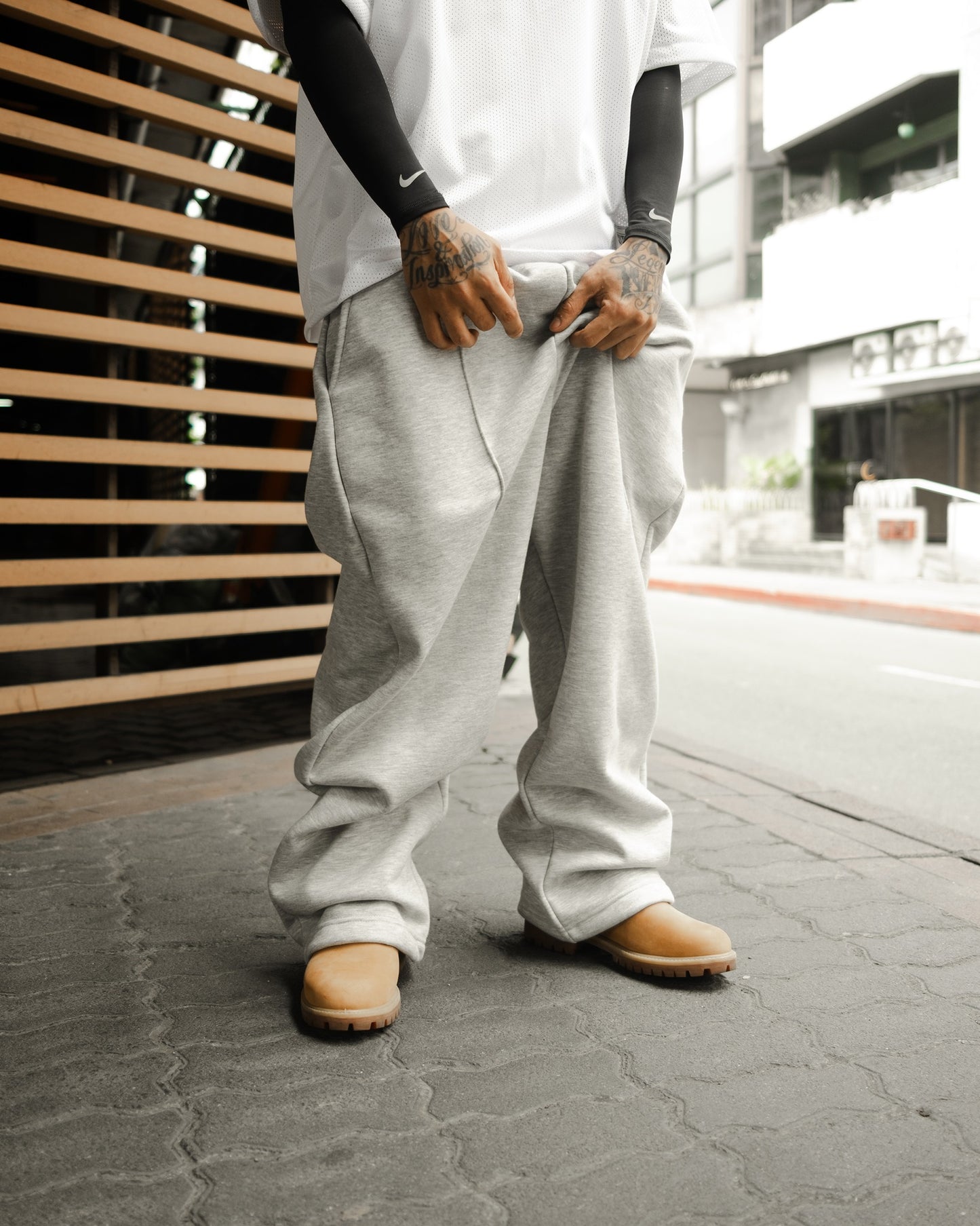 STRAIGHT LEG PLEATED SWEATS - GREY