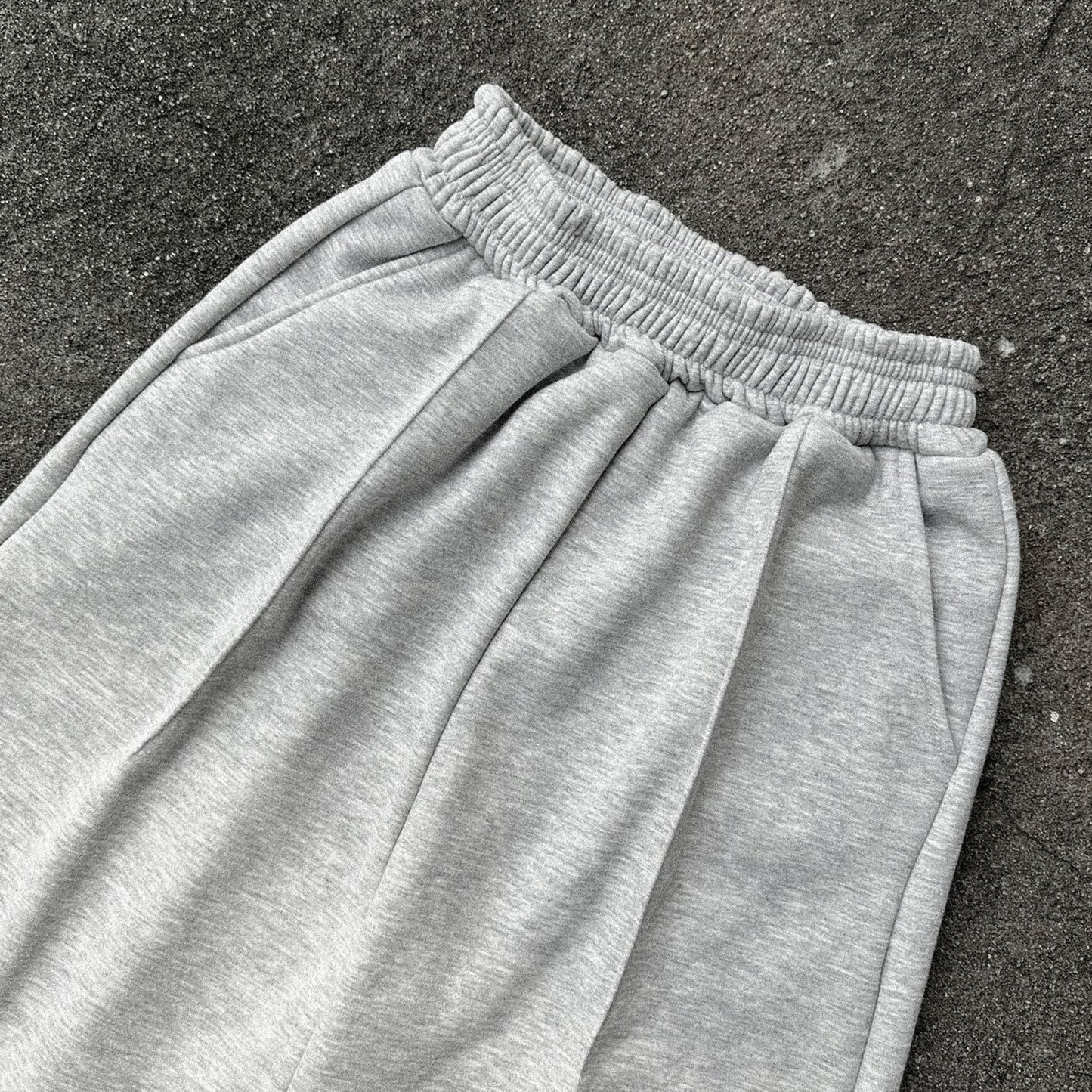 STRAIGHT LEG PLEATED SWEATS - GREY