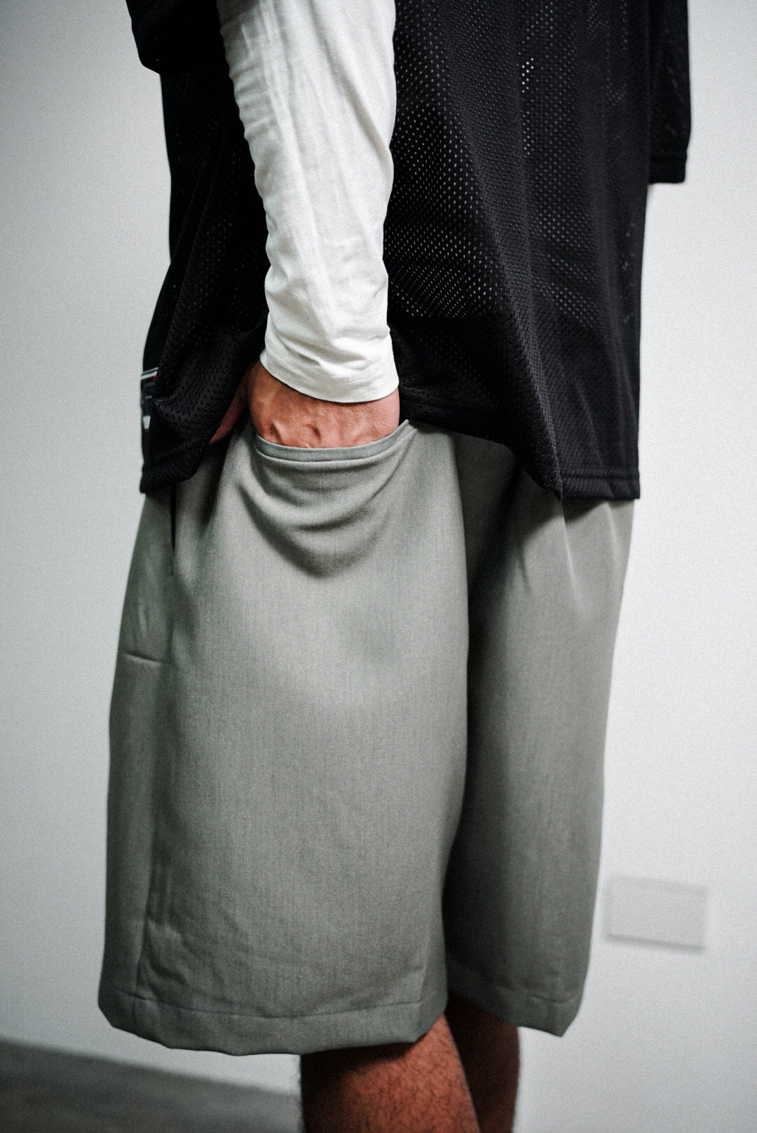 PLEATED SHORTS - GREY