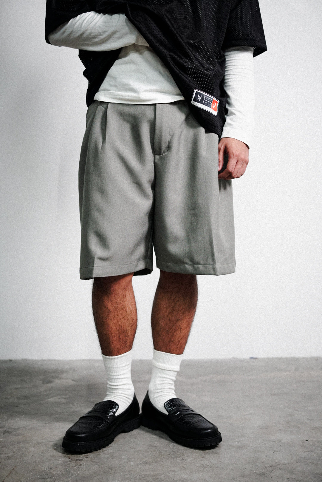 PLEATED SHORTS - GREY